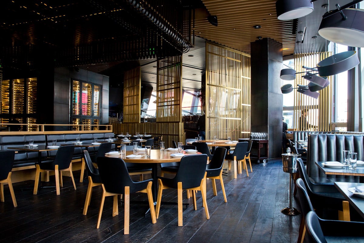 Fine dining w Nordic Bistro Wrocław — wnętrze z zielonymi roślinami